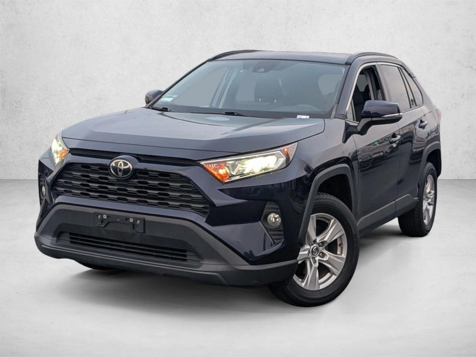 2021 Toyota RAV4 XLE's photo
