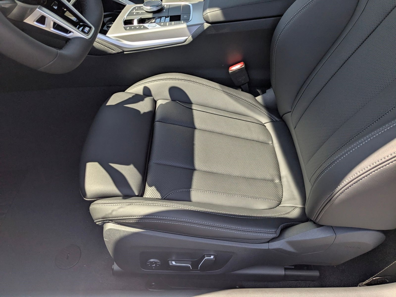 2025 BMW 230i photo 4