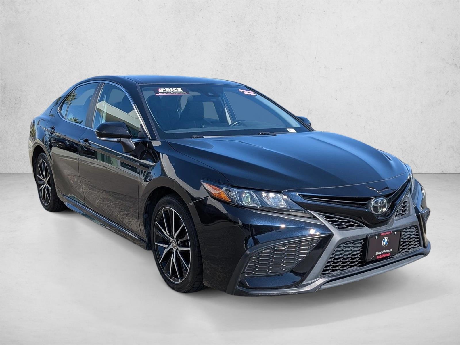 2022 Toyota Camry SE photo 3
