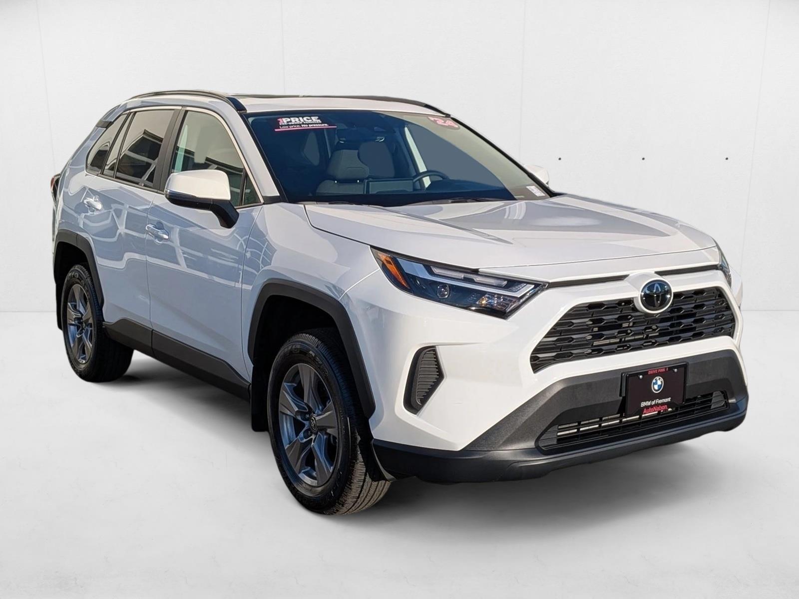 2024 Toyota RAV4 XLE photo 3