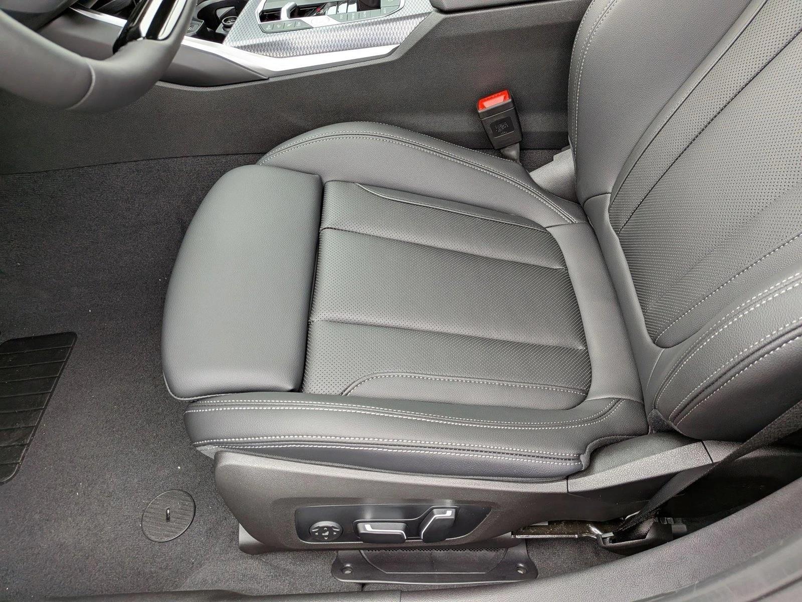 2025 BMW 330i photo 4