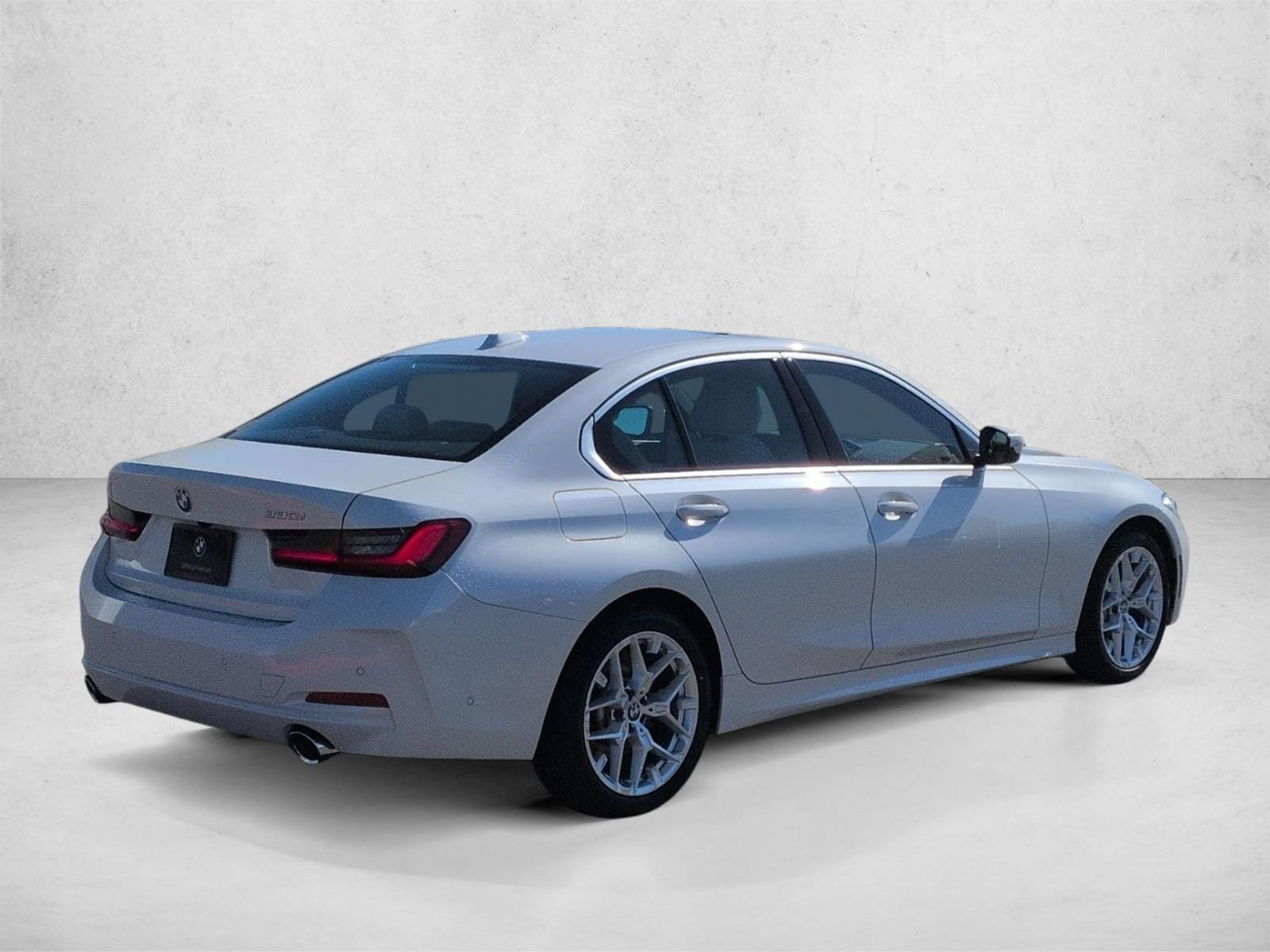 2025 BMW 330i photo 4