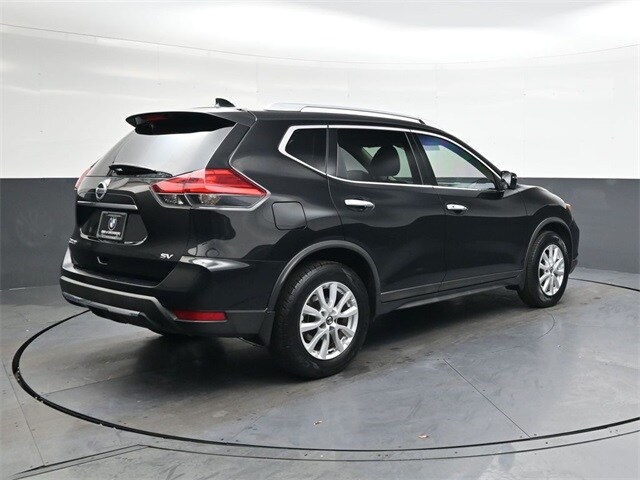 2017 Nissan Rogue SV photo 2