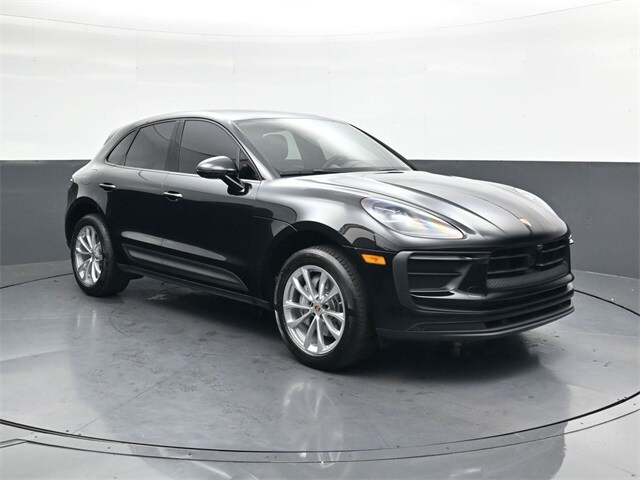 2023 Porsche Macan T photo 2