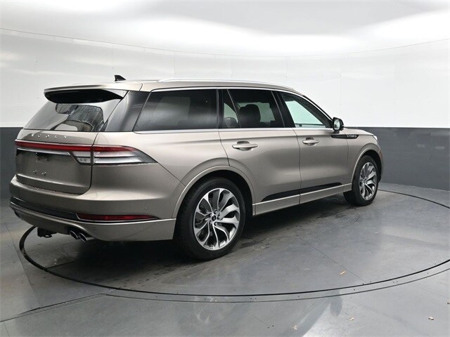 2021 Lincoln Aviator Grand Touring photo 3