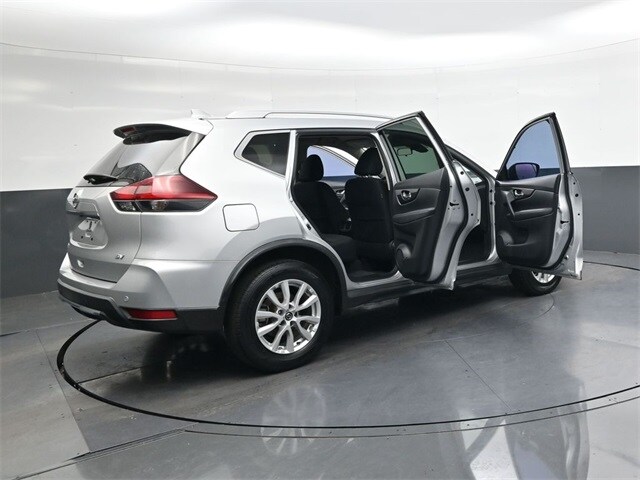 2019 Nissan Rogue SV photo 3
