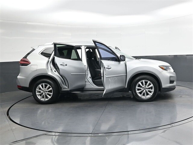 2019 Nissan Rogue SV photo 2