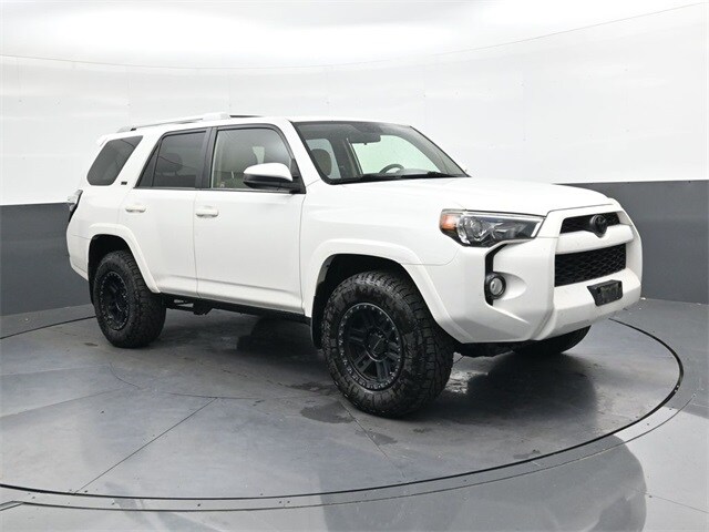 2016 Toyota 4Runner SR5 4WD photo 2