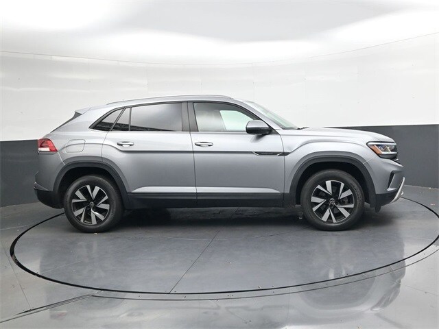 2022 Volkswagen Atlas Cross Sport SE photo 2