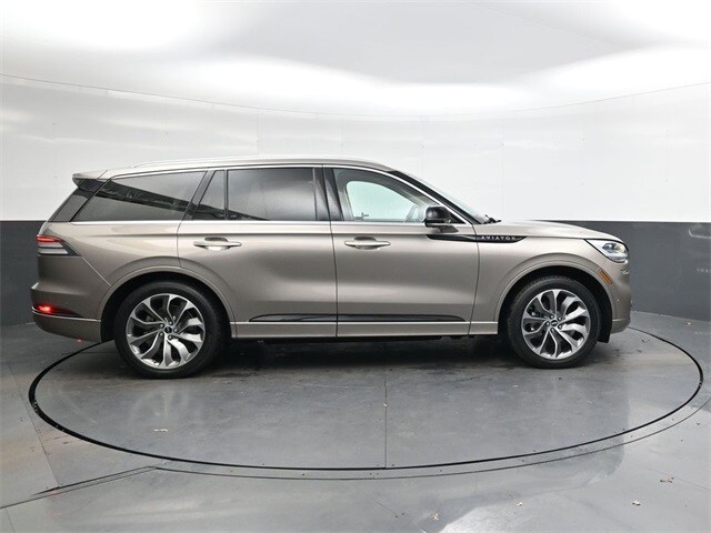 2021 Lincoln Aviator Grand Touring photo 2