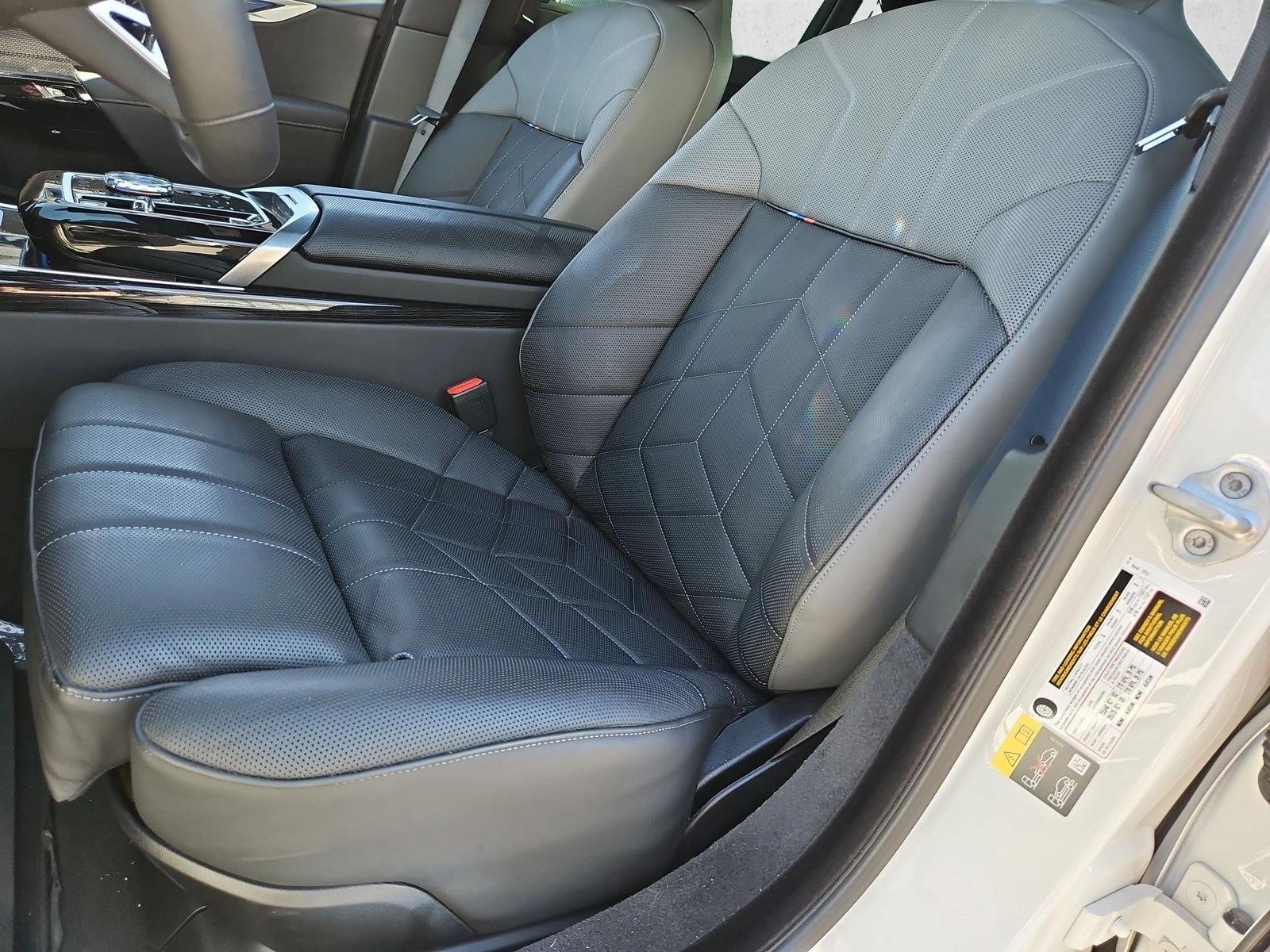 2026 BMW 7 Series 750e - Photo 15