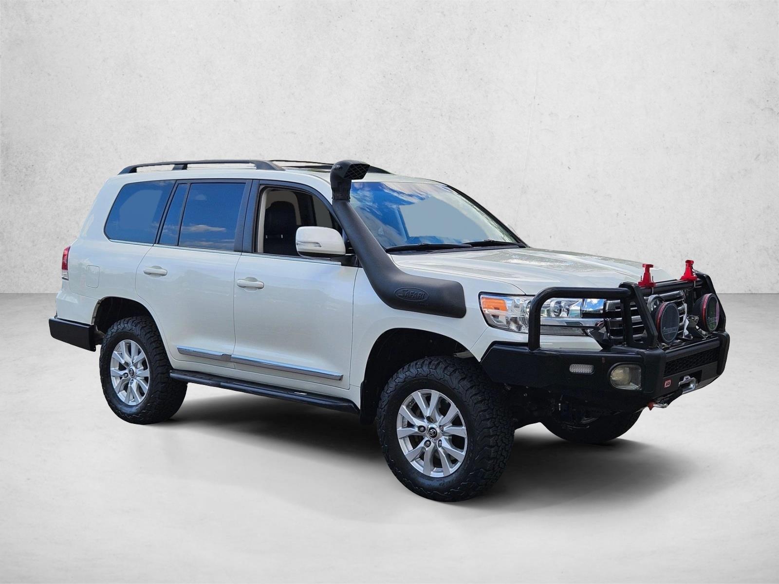 2017 Toyota Land Cruiser photo 3