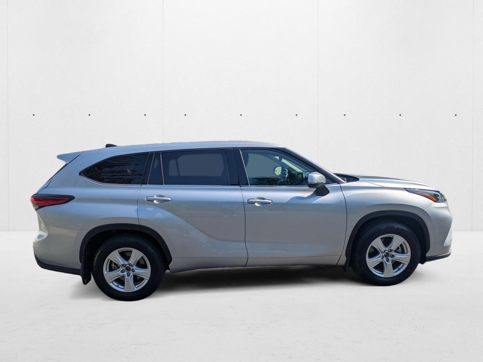 2022 Toyota Highlander LE photo 4