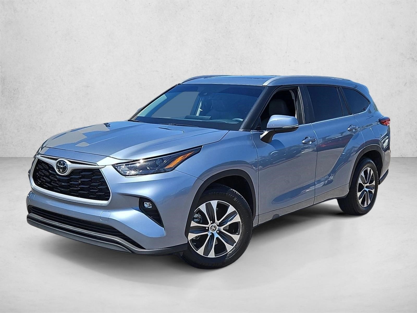 2023 Toyota Highlander XLE FWD's photo