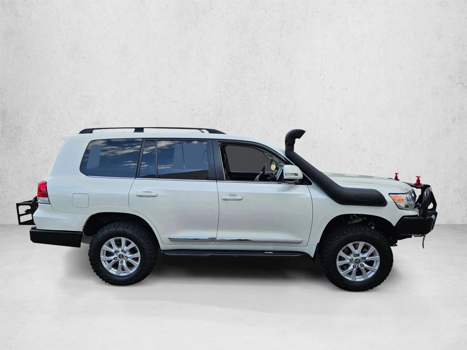2017 Toyota Land Cruiser photo 4