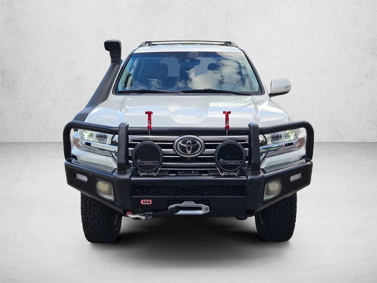 2017 Toyota Land Cruiser photo 2