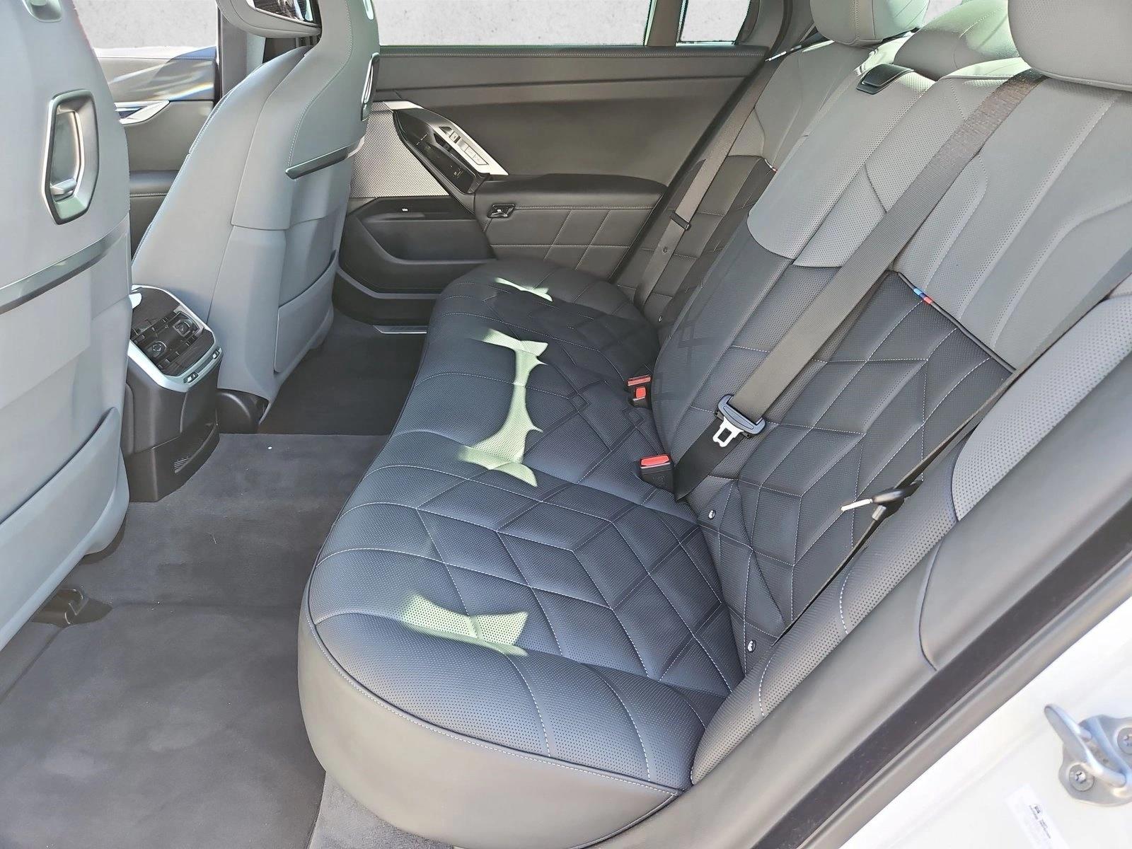 2026 BMW 7 Series 750e - Photo 18