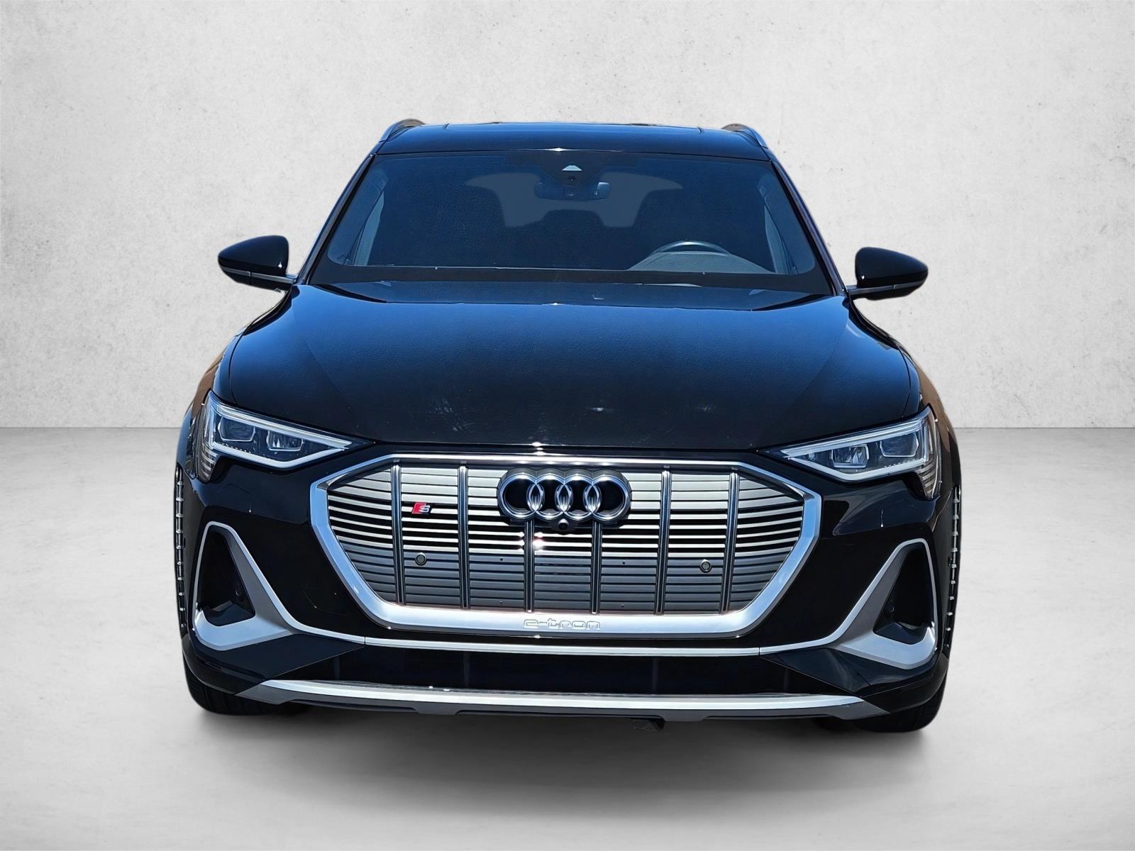 2022 Audi e-tron Premium Plus photo 2