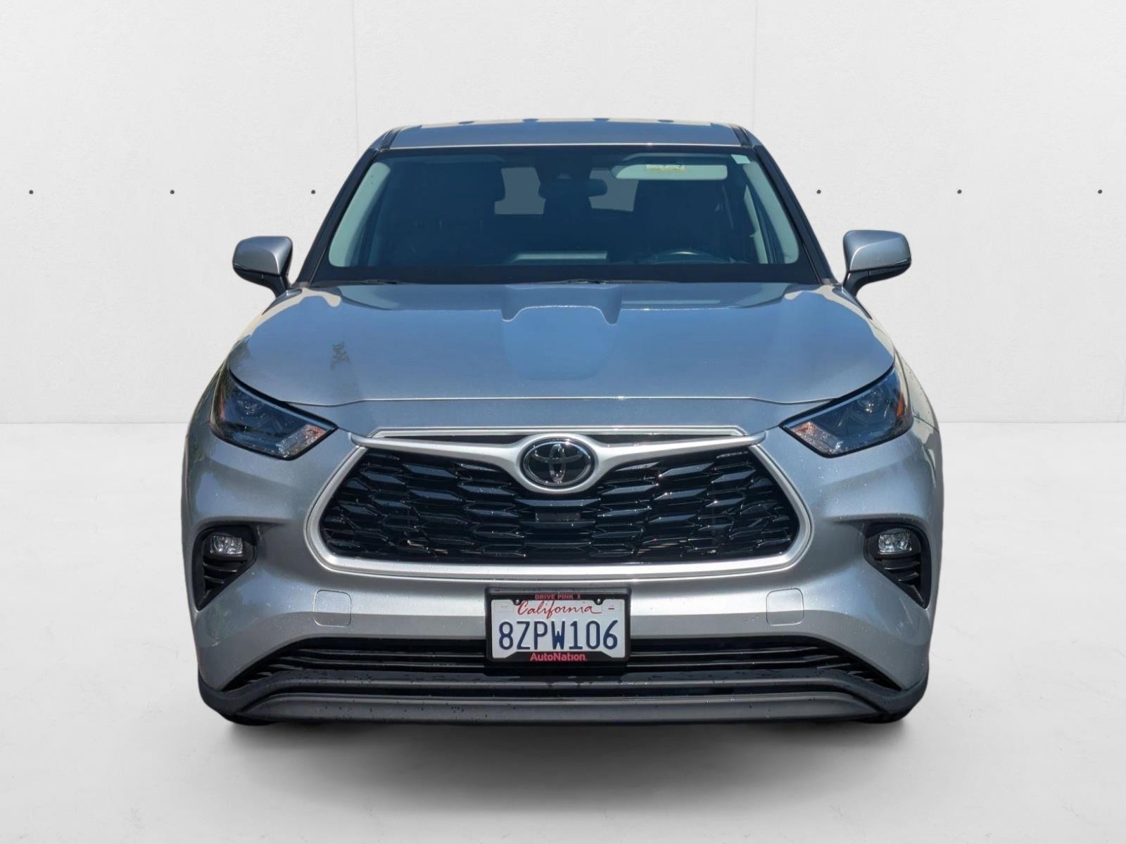 2022 Toyota Highlander LE photo 2