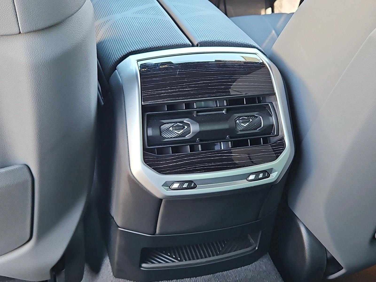 2026 BMW 7 Series 750e - Photo 16