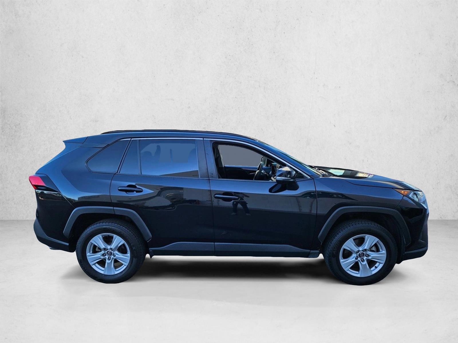 2021 Toyota RAV4 XLE photo 3