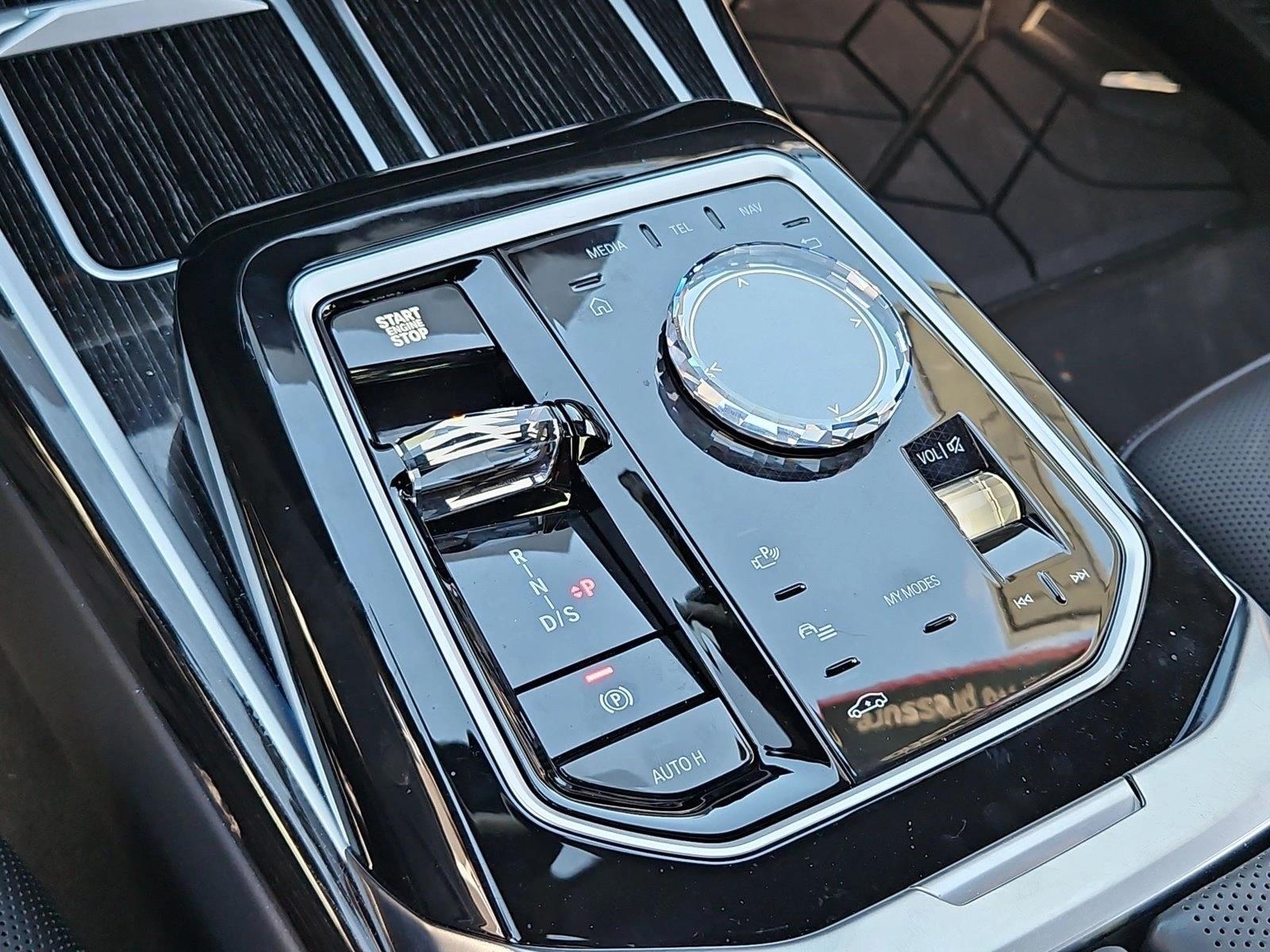 2026 BMW 7 Series 750e - Photo 11