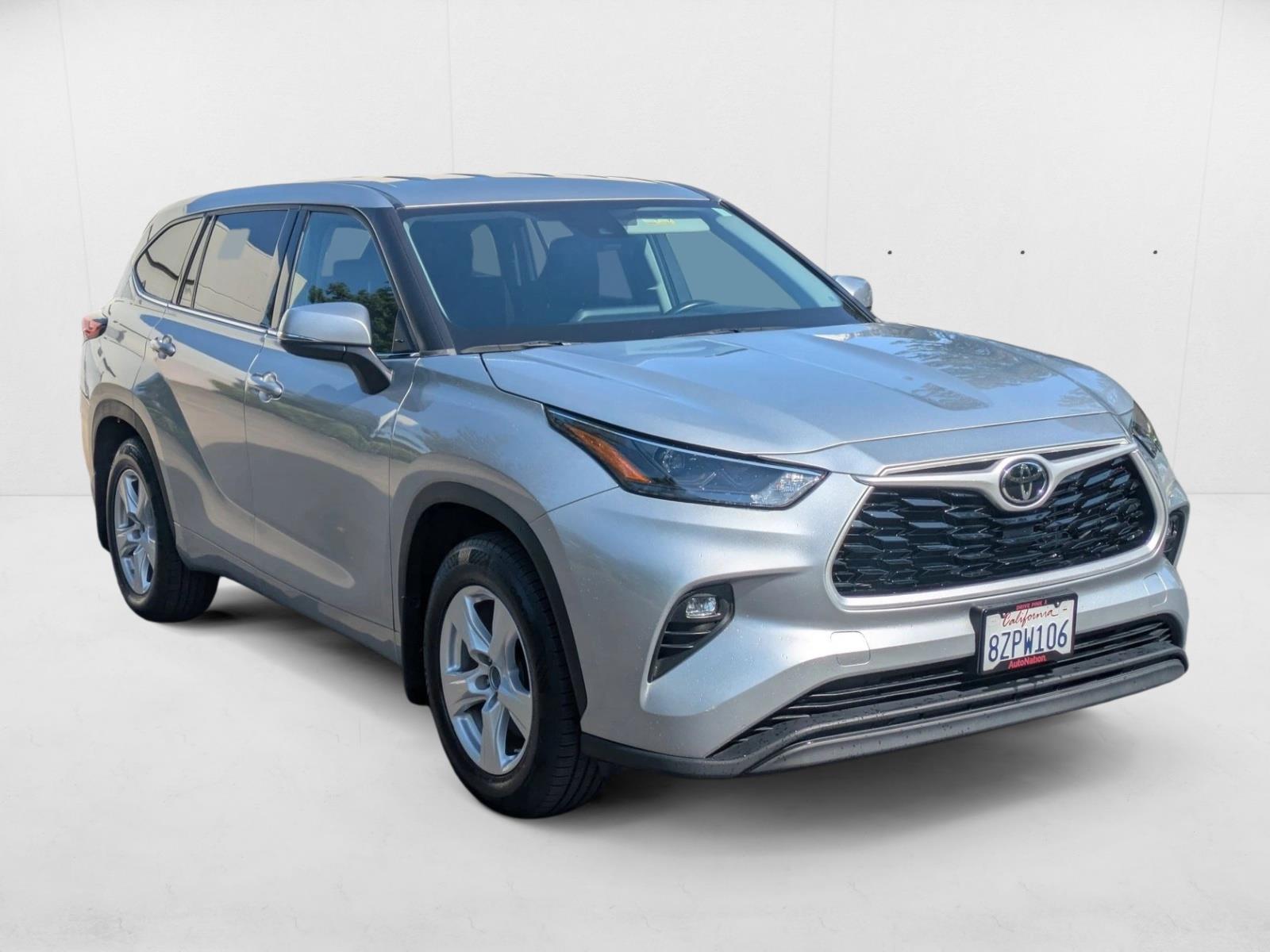 2022 Toyota Highlander LE photo 3
