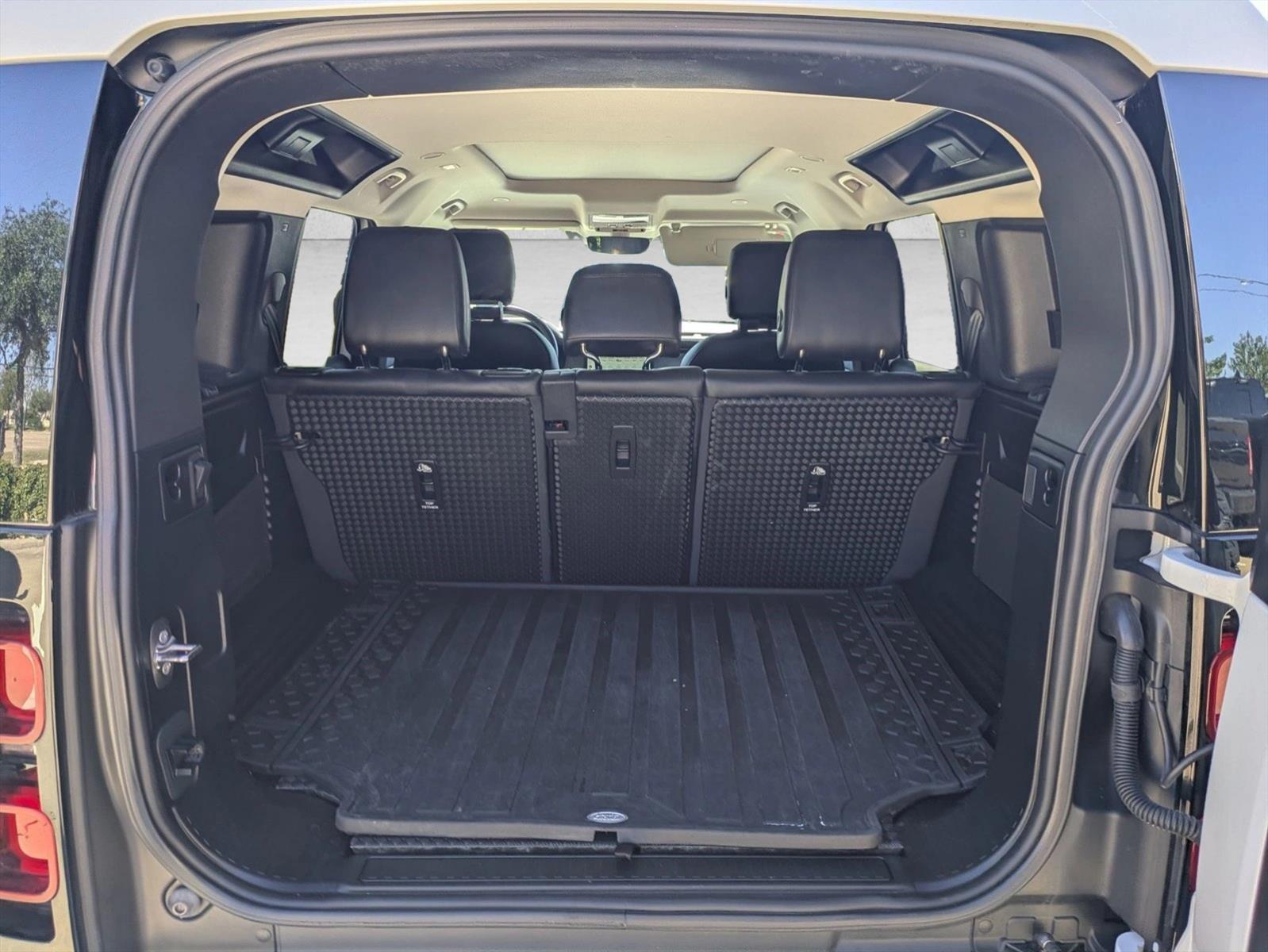 2024 Land Rover Defender 110 S photo 3