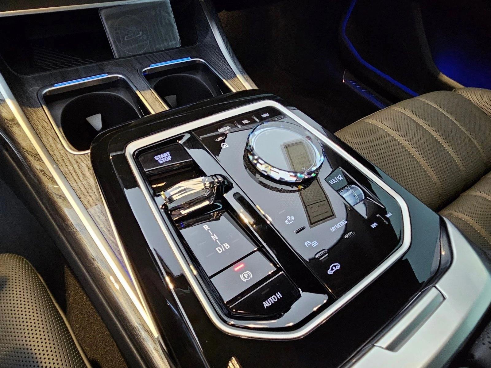 2025 BMW i7 M70 - Photo 16