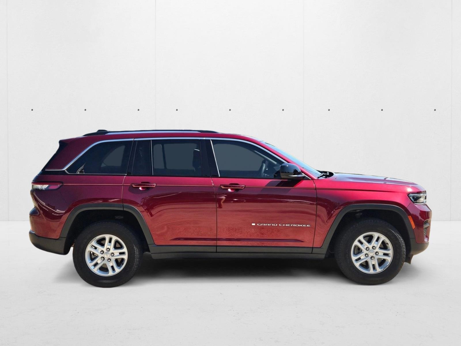 2023 Jeep Grand Cherokee Laredo photo 4