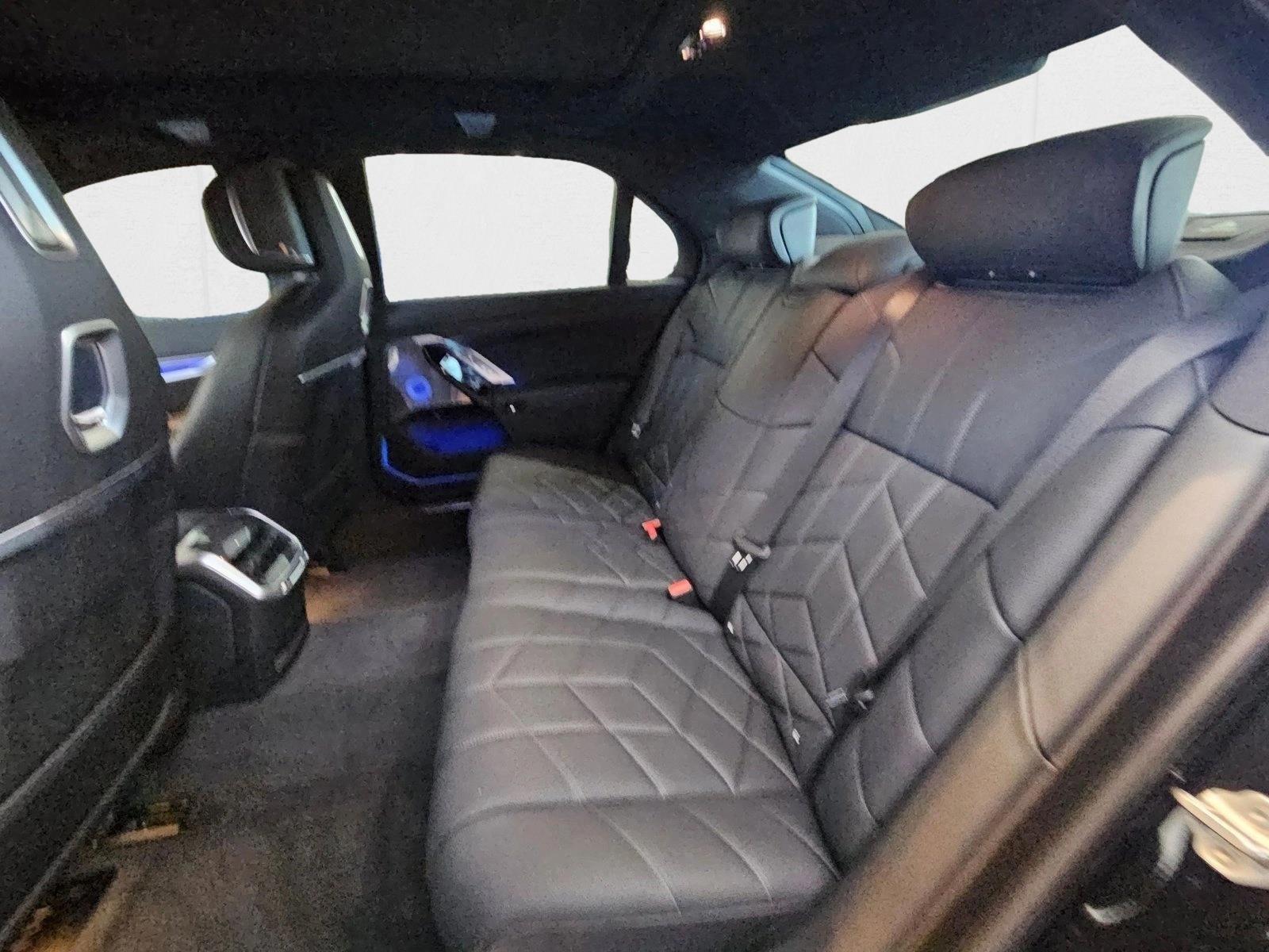 2025 BMW i7 M70 - Photo 10