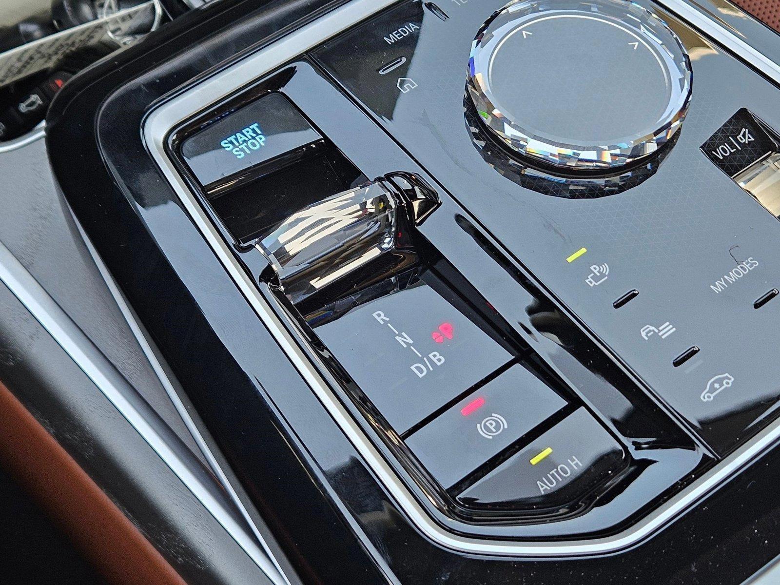 2025 BMW i7 50 - Photo 14