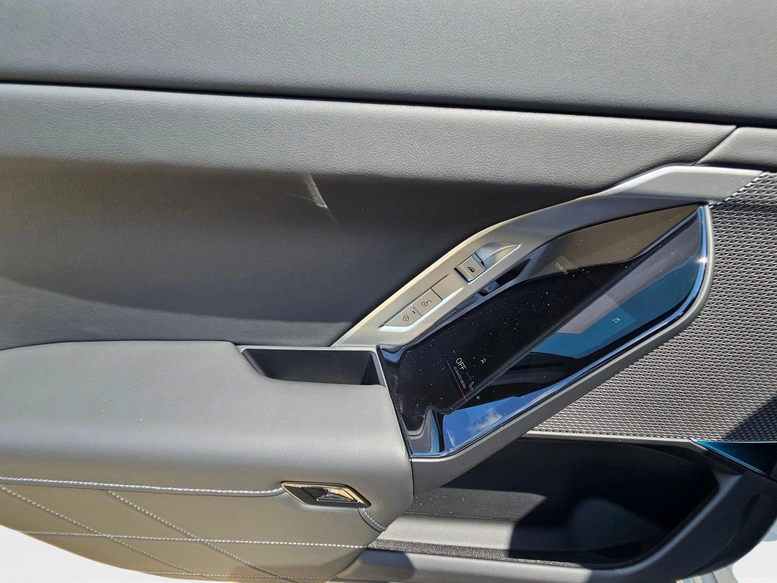 2026 BMW i7 50 - Photo 21