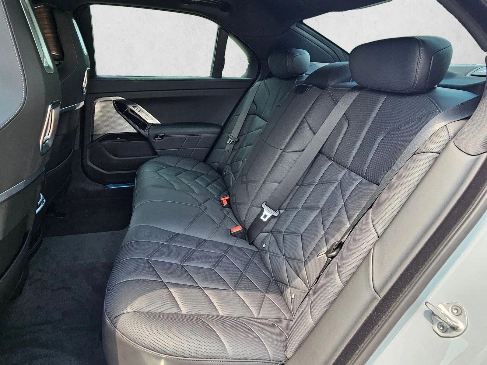 2025 BMW 7 Series 760i - Photo 22