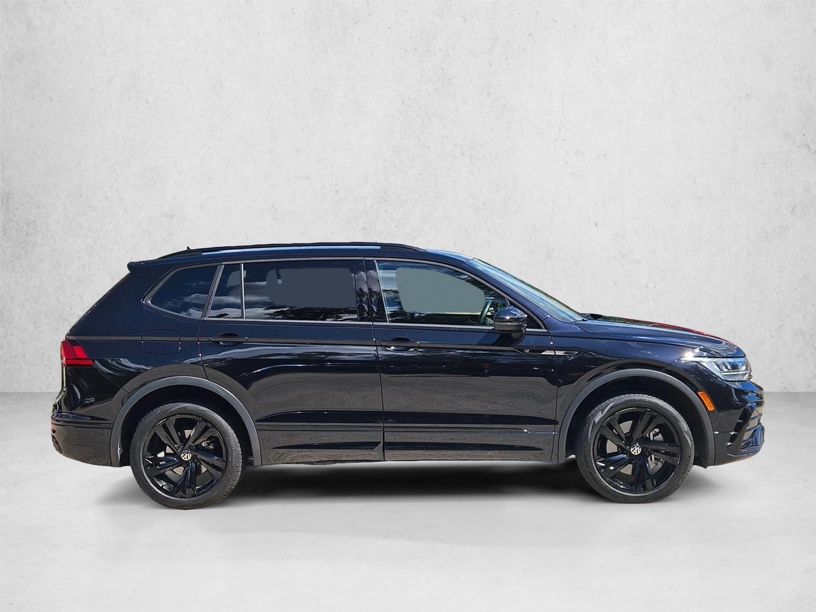 2023 Volkswagen Tiguan SE R-Line Black photo 4