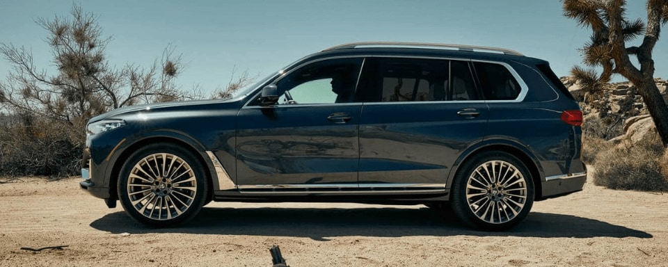 2019 BMW X7 side view