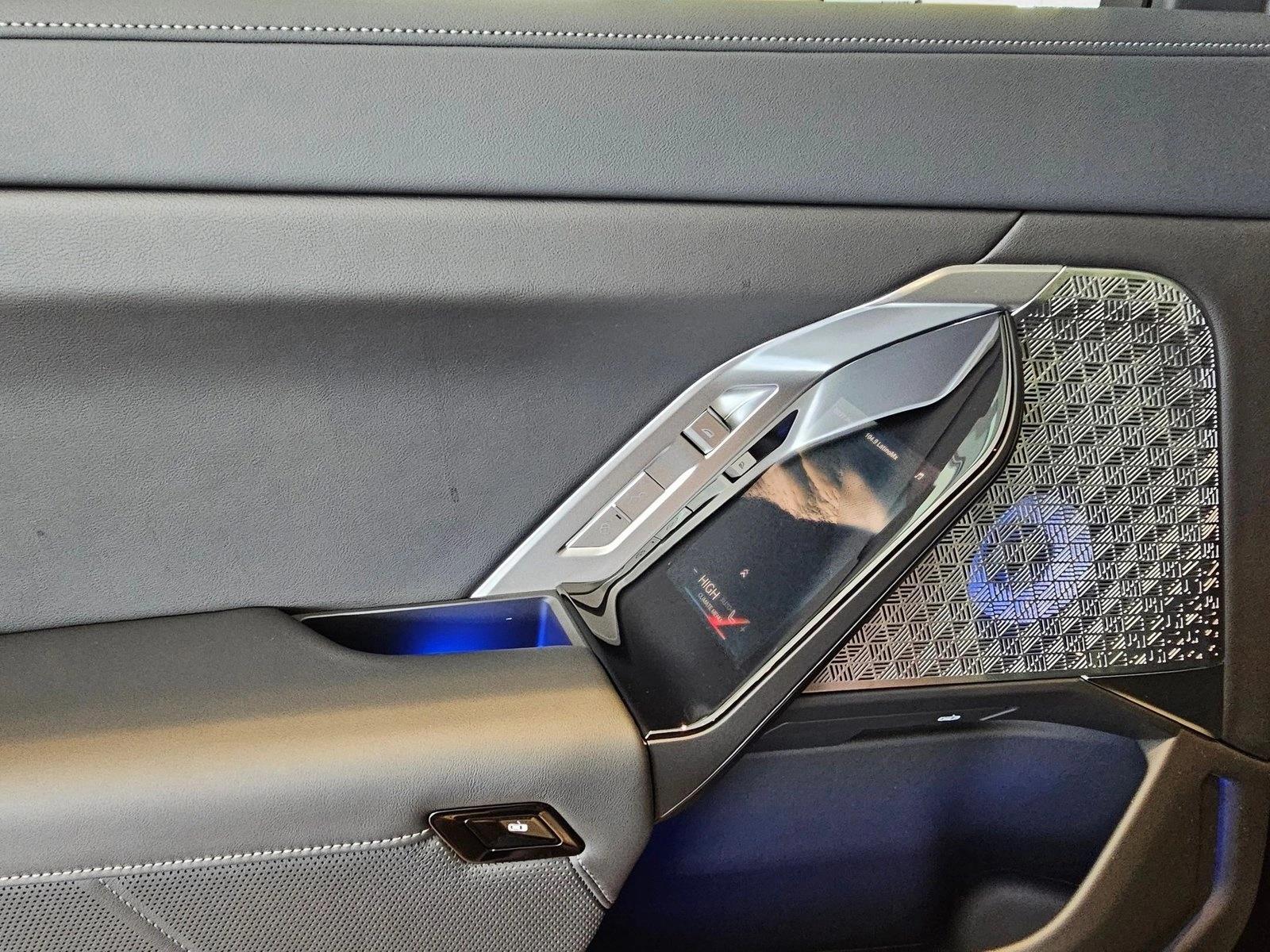 2025 BMW i7 M70 - Photo 12