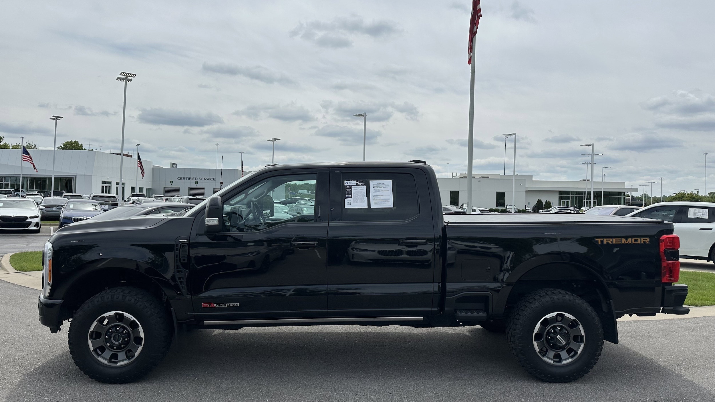 2023 Ford Super Duty F-250 SRW LARIAT 4WD Crew Cab photo 6