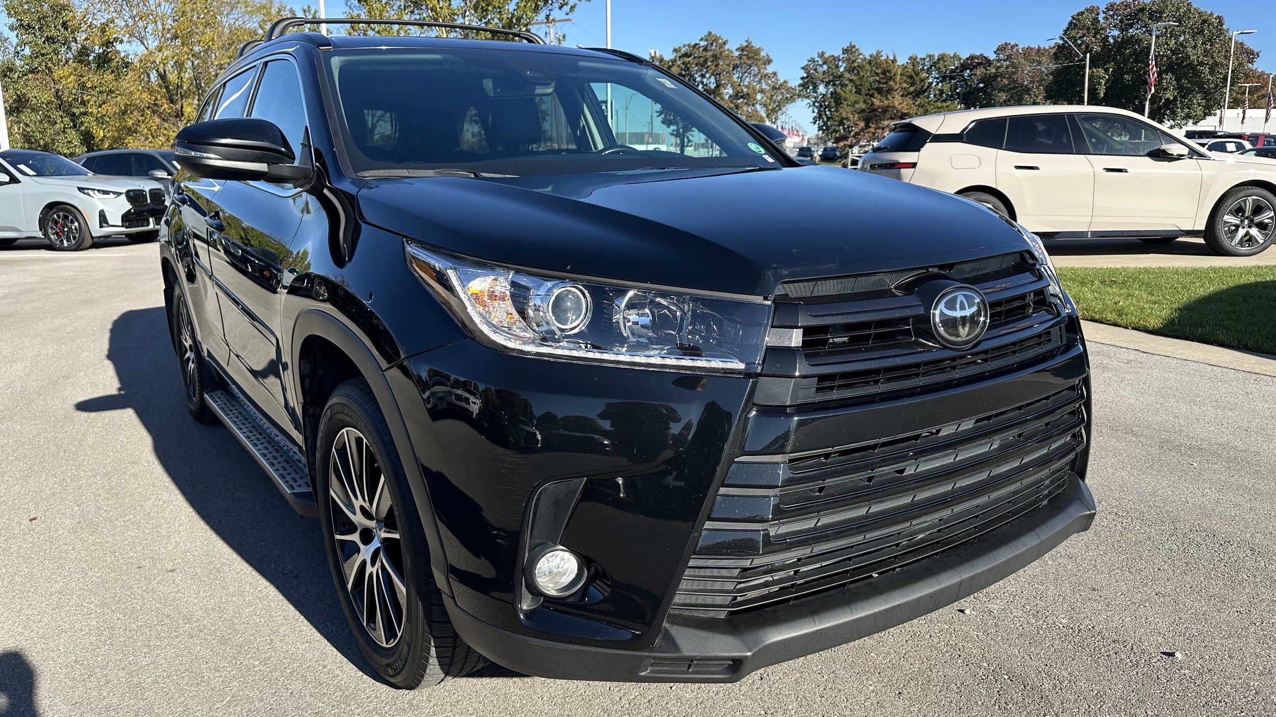 2017 Toyota Highlander SE photo 2