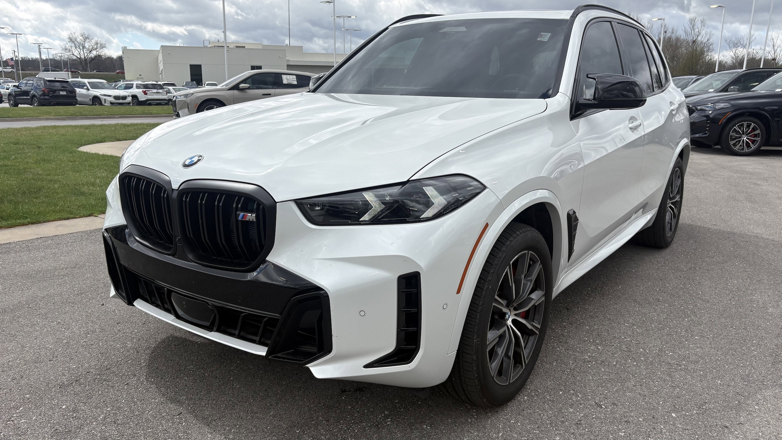 2025 BMW X5 M60i photo 4