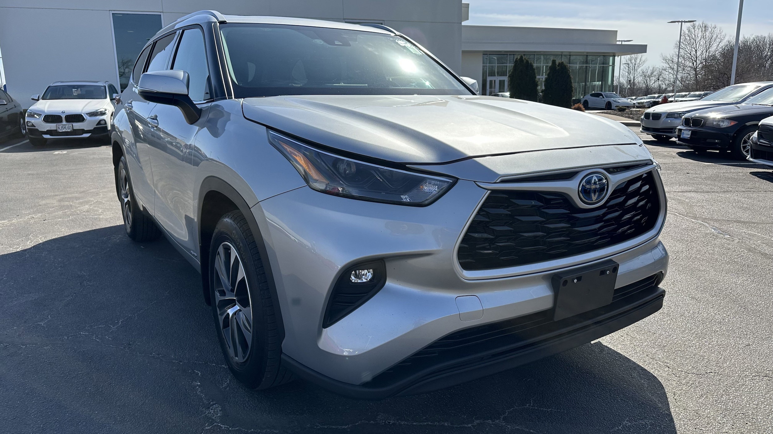 Used 2022 Toyota Highlander XLE with VIN 5TDGBRCH4NS559540 for sale in Kansas City