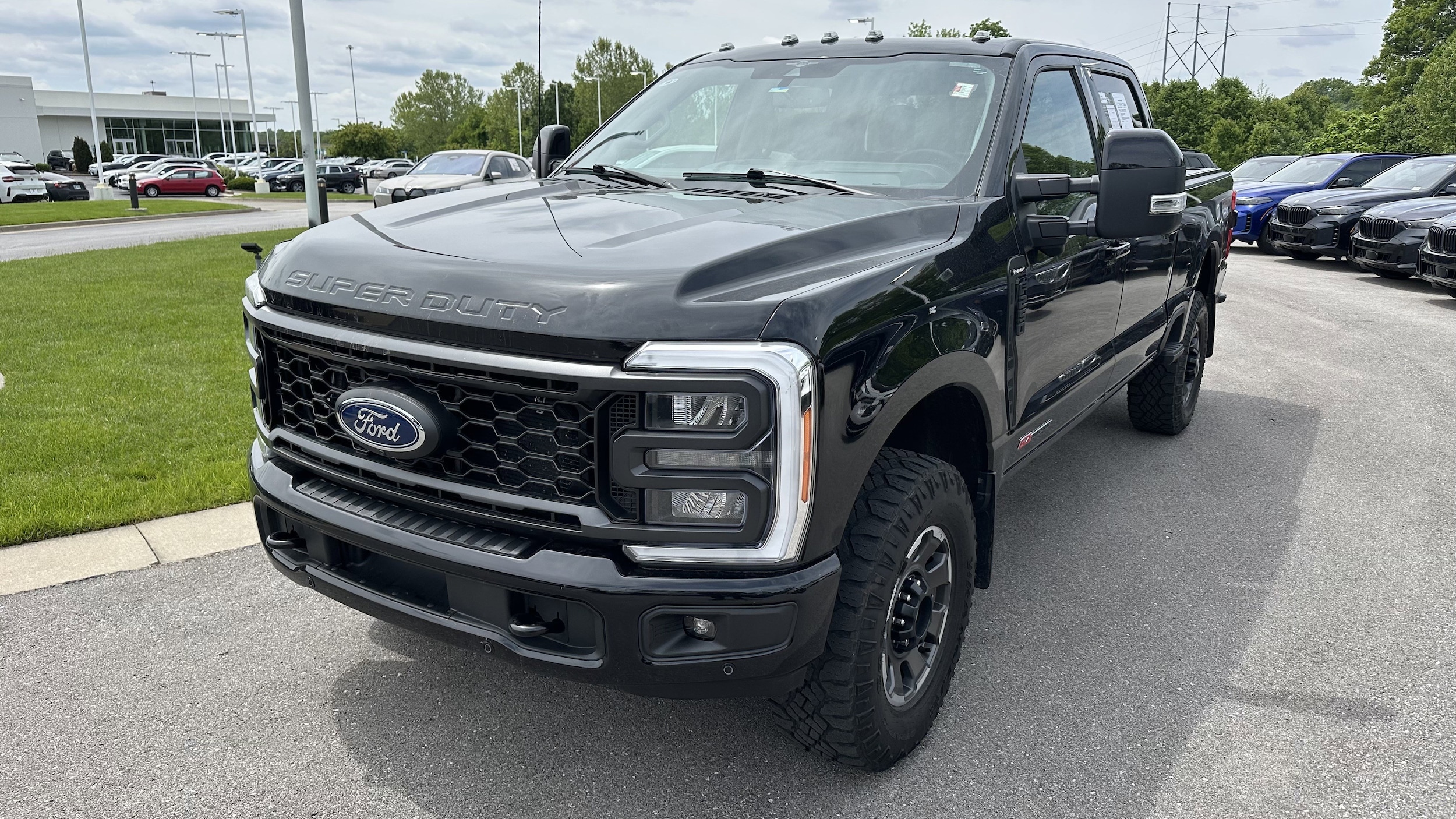 2023 Ford Super Duty F-250 SRW LARIAT 4WD Crew Cab photo 4