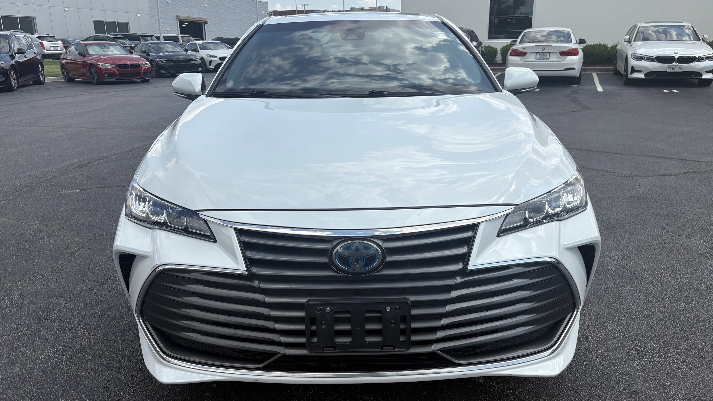 2019 Toyota Avalon Hybrid XLE photo 3