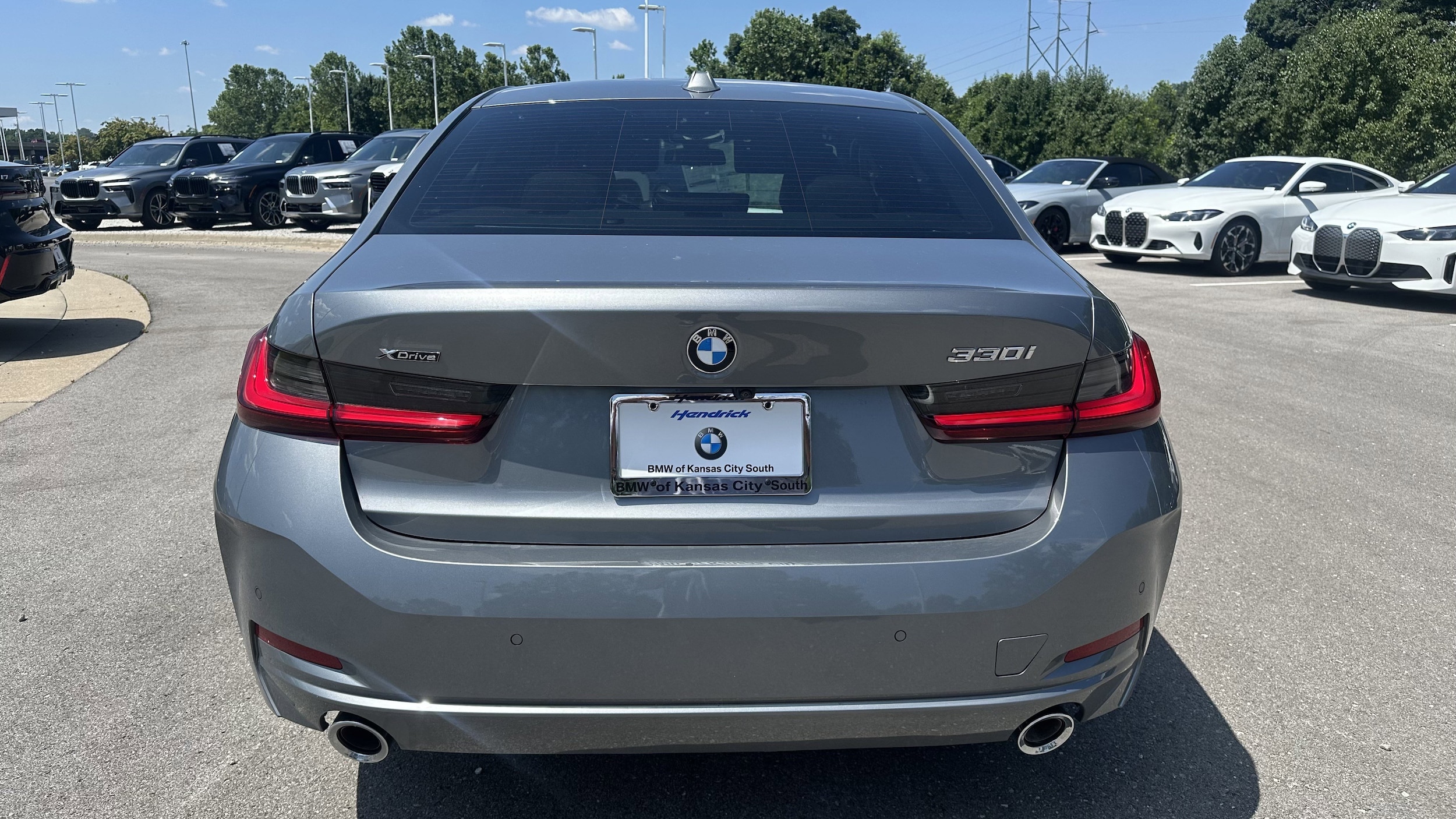 2025 BMW 3 Series 330i xDrive photo 3