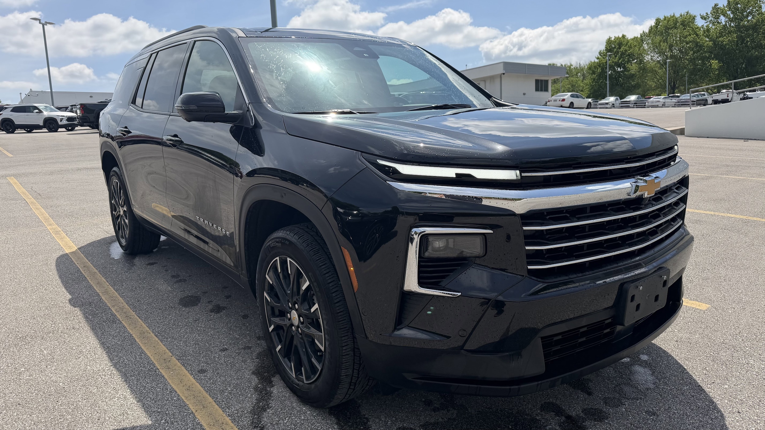 Used 2024 Chevrolet Traverse 2LT with VIN 1GNEVGKS2RJ175525 for sale in Kansas City
