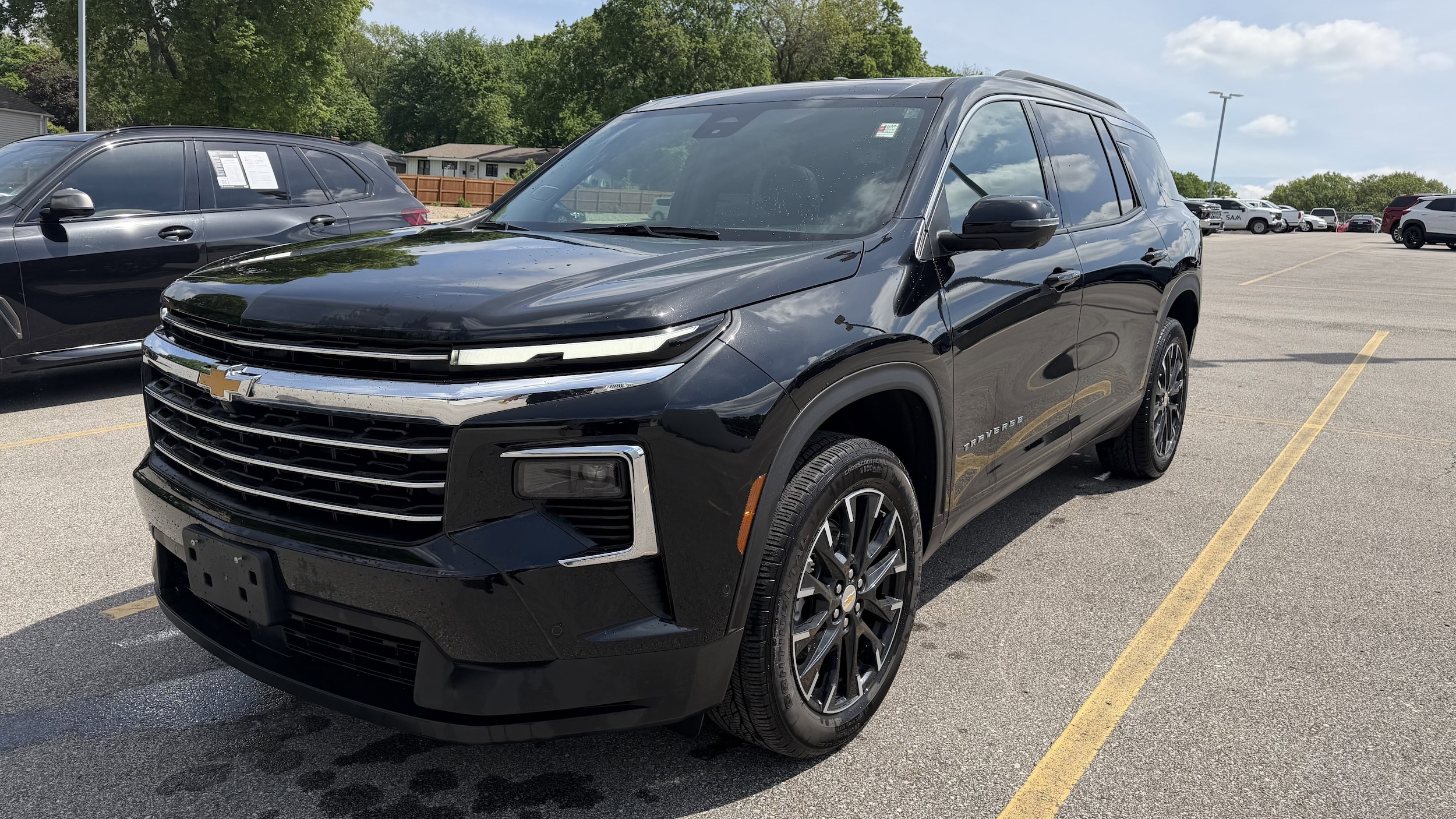 2024 Chevrolet Traverse AWD LT photo 2