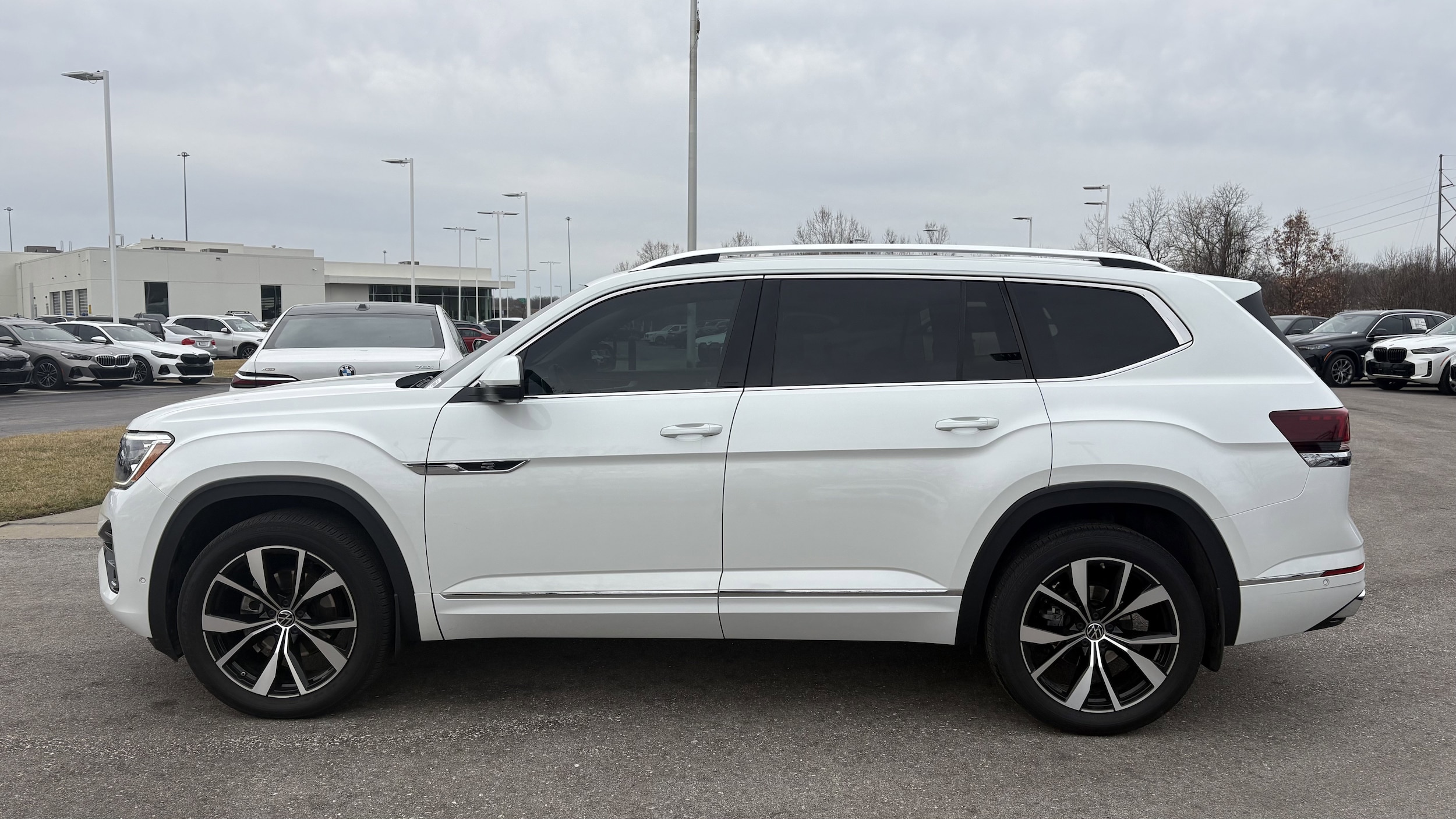 2024 Volkswagen Atlas 2.0T SEL Premium R-Line 4MOTION photo 6