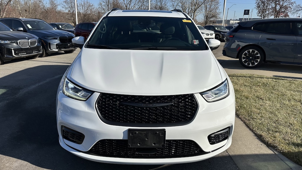 Used 2023 Chrysler Pacifica Touring L Minivan