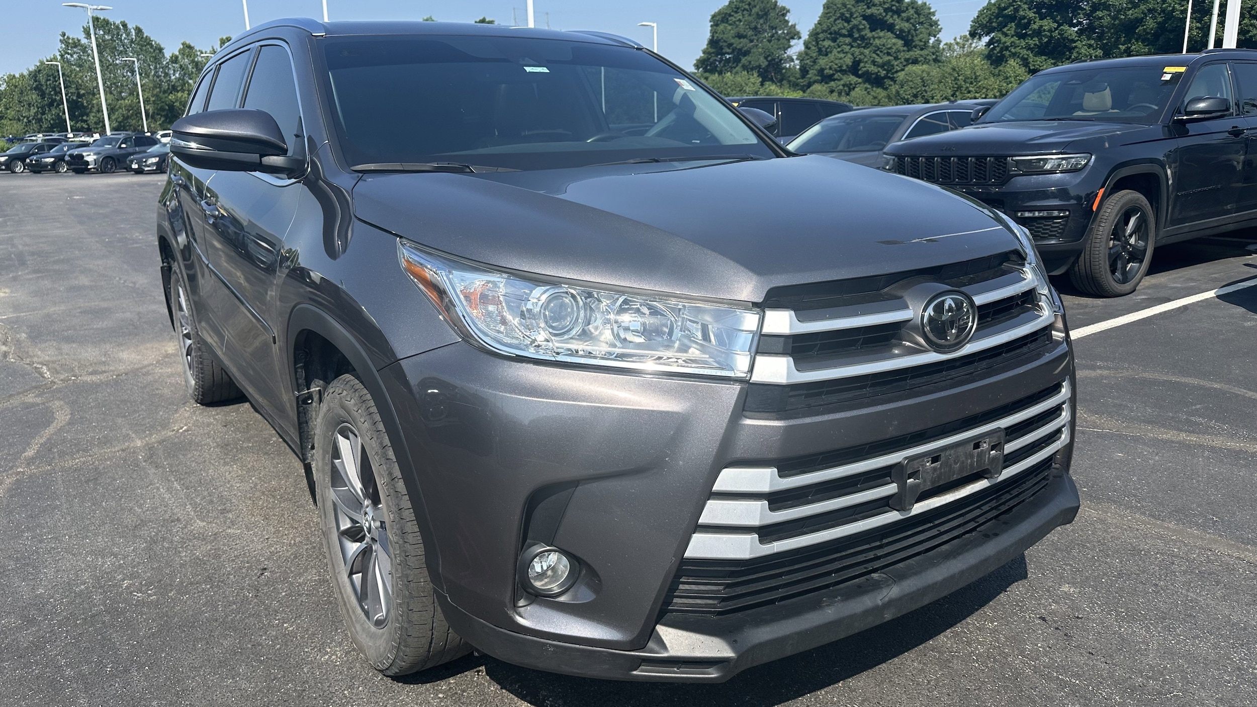 Used 2019 Toyota Highlander XLE with VIN 5TDJZRFH1KS994489 for sale in Kansas City