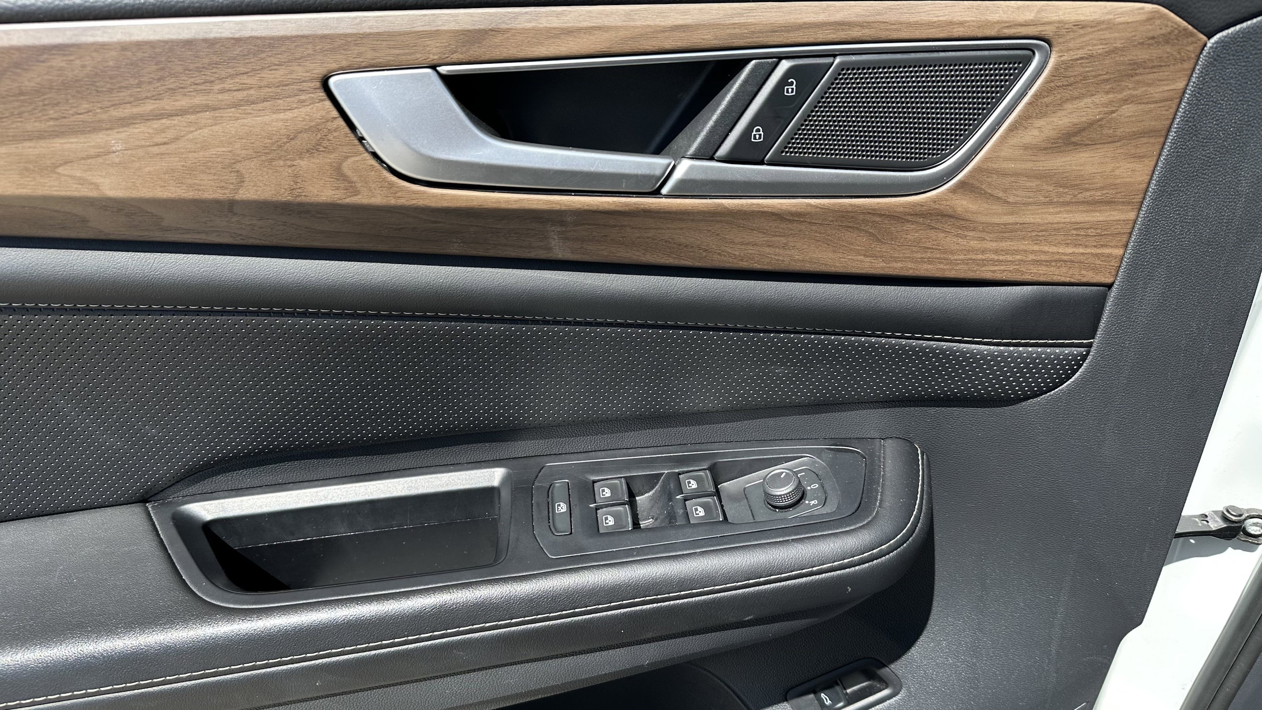 2024 Volkswagen Atlas 2.0T SE w/Technology 4MOTION photo 2